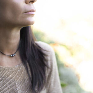Clous d'oreilles perles d'eau douce noires