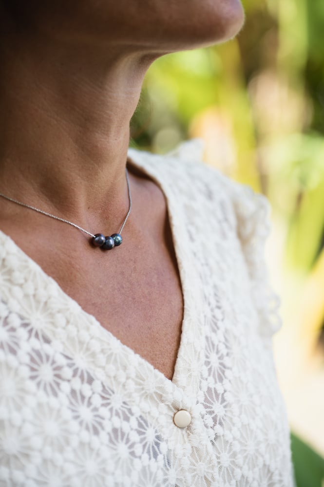 Collier femme et son dégradé de perles d'eau douce aux perles noires