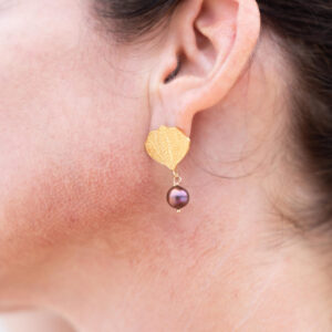 Clous d'oreilles papillon et ses perles d'eau douce - noir