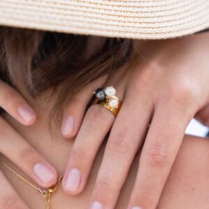 Bague large et son trio de perles d'eau douce