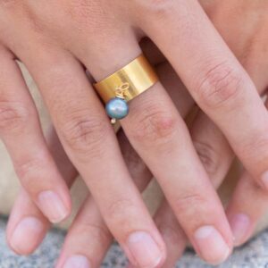 Bague large et sa perle d'eau douce