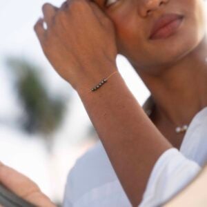 Bracelet fin et ses perles d'eau douce noires
