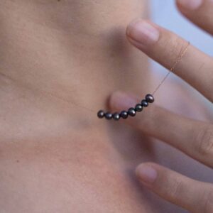 Collier fin et ses perles d'eau douce noires